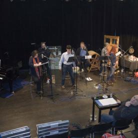 Harry Stahl live im Radio DRS mit Wolf Mayer, Maria Grund-Scholer, Andrea Zogg, Hanspeter Müller-Drossaart, Isabelle Schaerr, Fabienne Hadorn, Nina Wurman (v.l.n.r.), Regie: Buschi Luginbühl (Teatro Ticino, Wädenswil 2008) Foto: Bernhard Fuchs